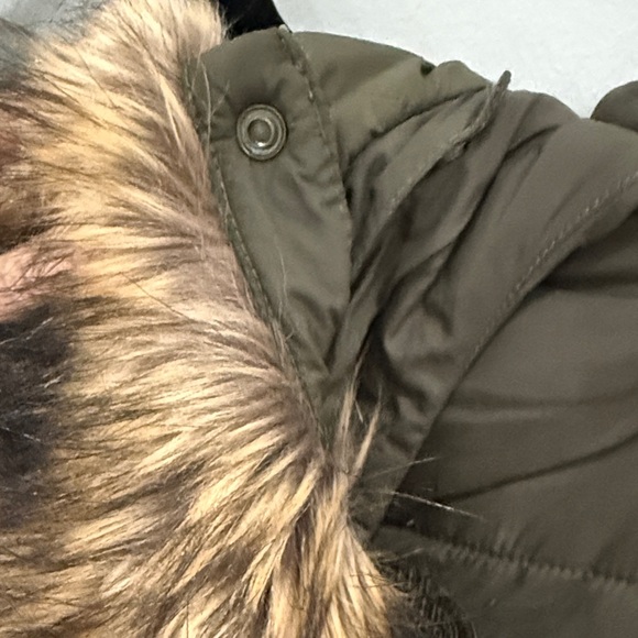 The North Face Women's Olive Puffer Jacket with Faux Fur Trim - Picture 6 of 6